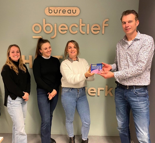 Richard Gijsbers overhandigt de Zo Werkt Het-2023 award aan Bureau Objectief