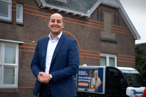 Medewerker Apotheek De Glimlach bij ZE-voertuig