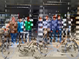 Diverse mensen werken samen aan de Onderwijsaanpak Arnhem