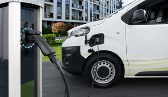 Elektrische bestelwagen aan de oplader