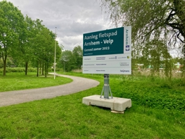 Bouwbord bij een fietspad in Arnhem