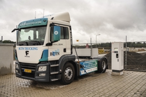 Elektrische truck aan laadpaal