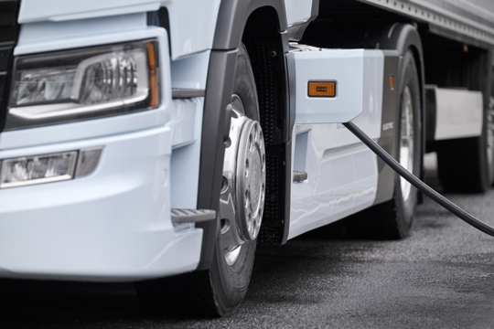 Elektrische Scania Vrachtwagen Laadt Op