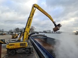 Een schip wordt geladen met bodemas van ARN